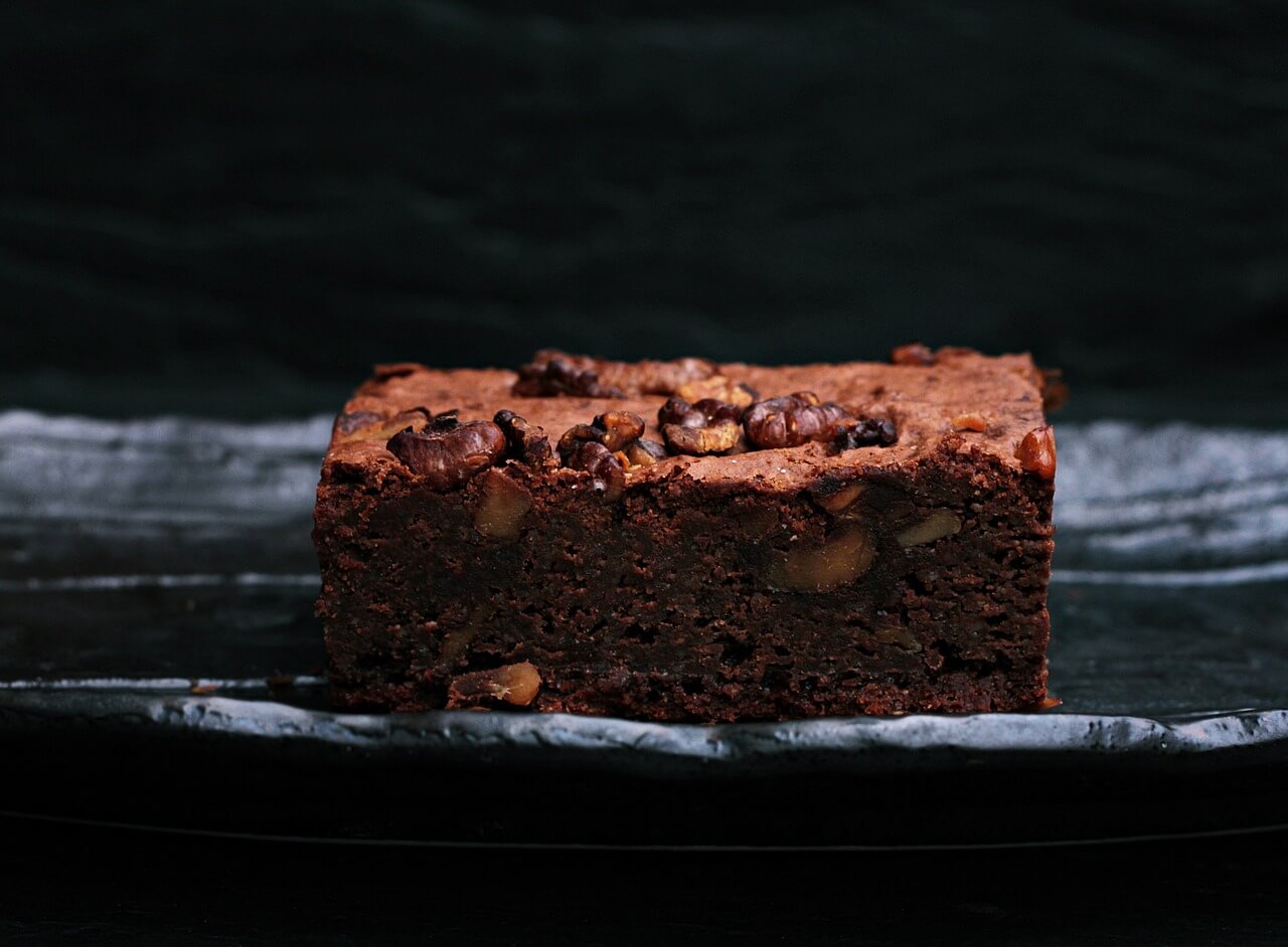 Brownie vegano no prato escuro 